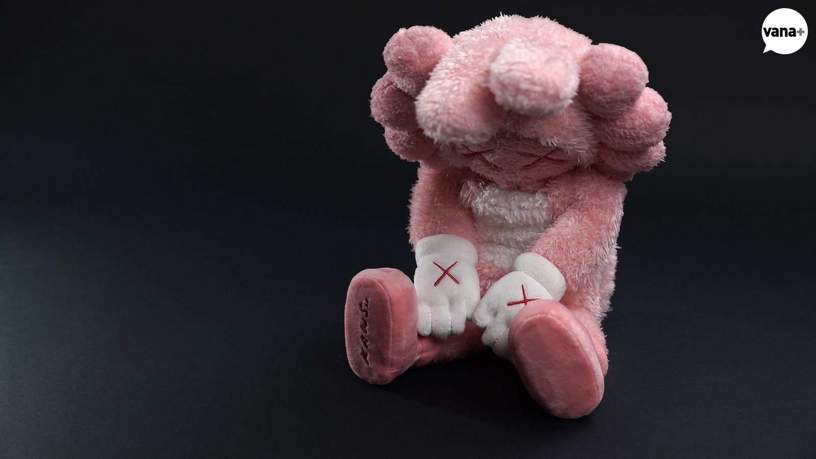 ぬいぐるみ KAWS ACCOMPLICE PLUSH カウズがACCOMPLICEのぬいぐるみとランタンを発売 | Hypebeast.JP
